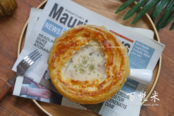 超級好吃的酥皮奶油蘑菇湯，湯汁濃稠，奶香四溢